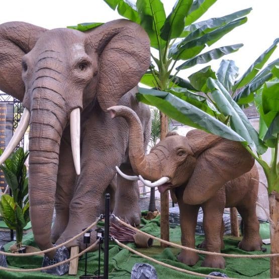 Elefantenmama mit Elefantenkind animatronisch Afrikaausstellung