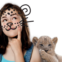 Mädchen als Leopard mit kleinem Löwen