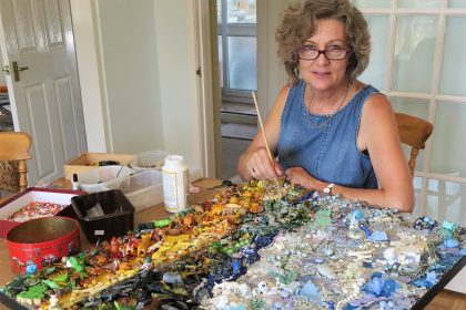 Künstlerin Jane Perkins verwendet für Ihre Bilder Recyclingmaterial wie buntes Plastikspielzeug, Muscheln, Knöpfe, (Mode)Schmuck, Perlen und noch vieles mehr